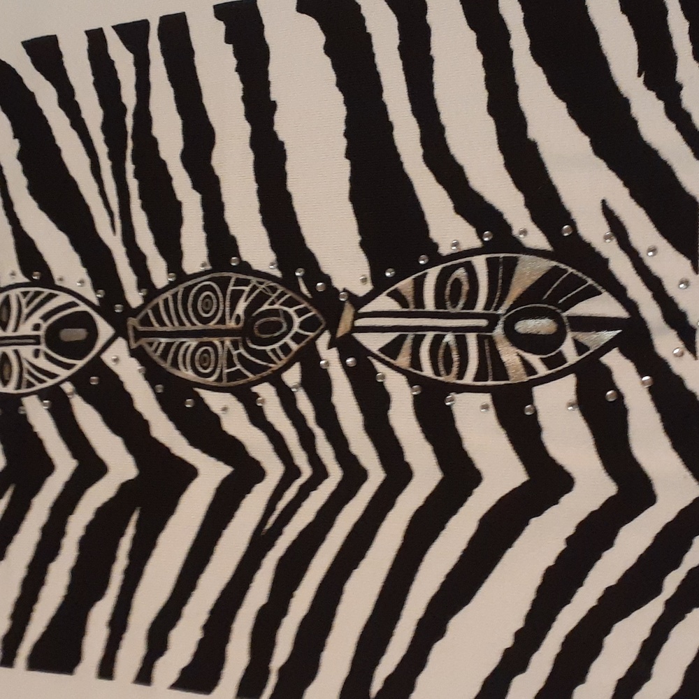 Joni b. White t-shirt with zebra striping and 3 faces or masks on front size l - Picture 2 of 3